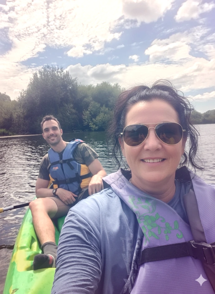 Deux amis font une randonnée en kayak en Bretagne